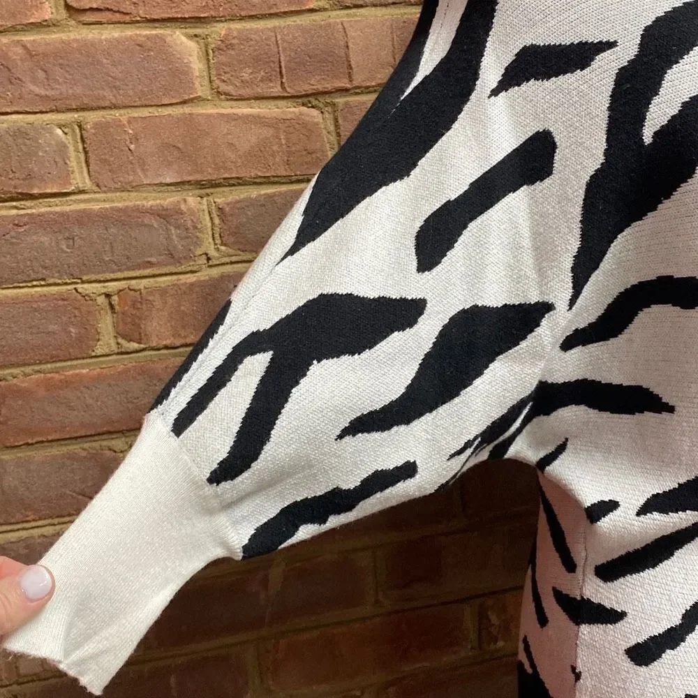 Glam White & Black Zebra Print Quarter Sleeve Sweater Size Small